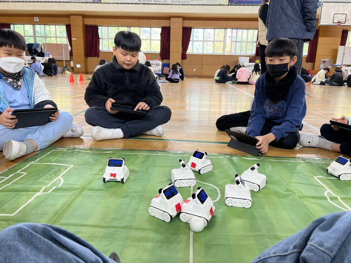 직접 만든 로봇으로 미션을 수행하는 수업